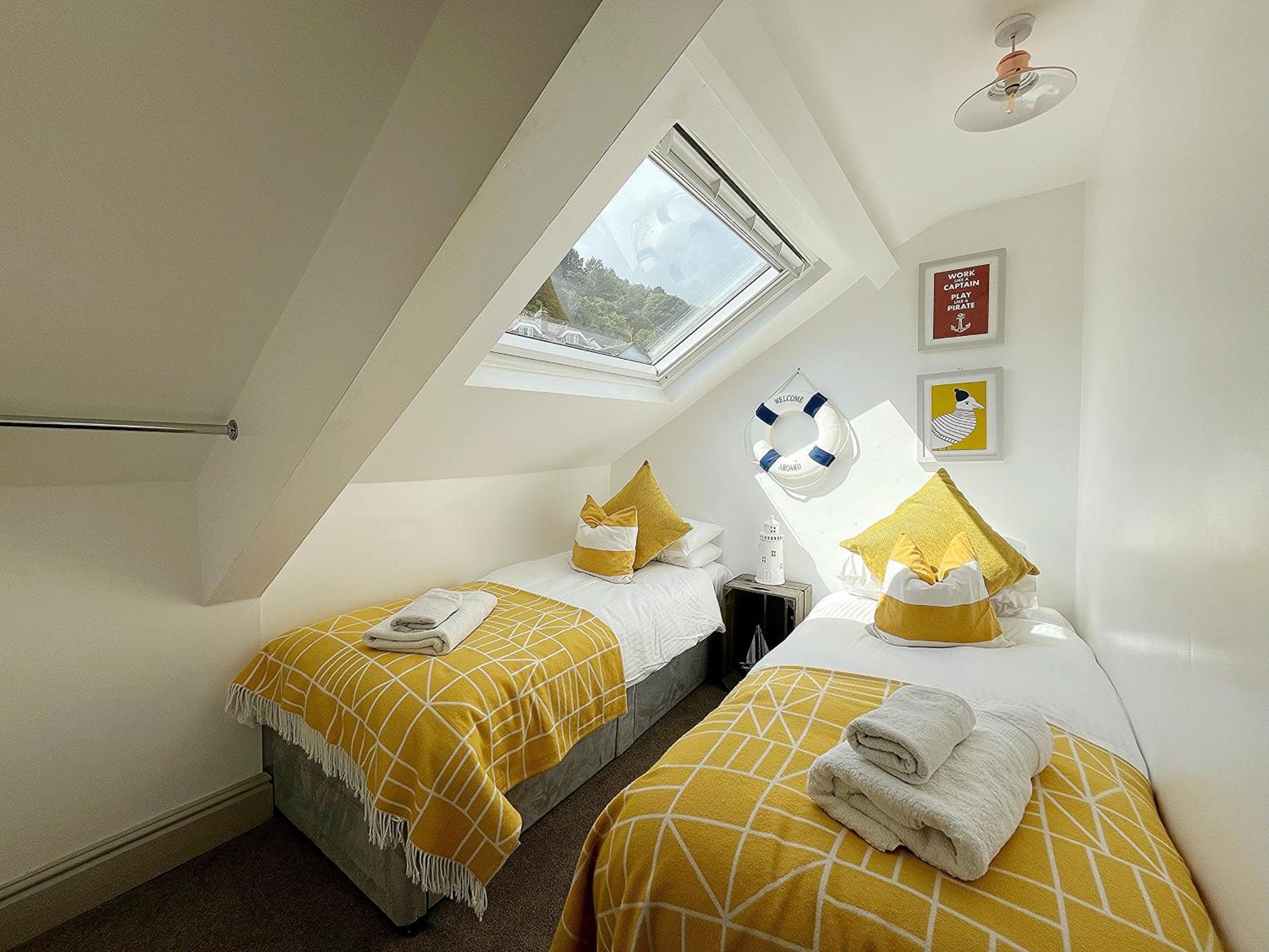 Nancie'S Place - Dartmouth Town Center With Private Parking - A Traditional Georgian Private Duplex Apartment - Beautifully Refurbished - Two Bedrooms, Bathroom, Kitchen And Lounge Diner エクステリア 写真
