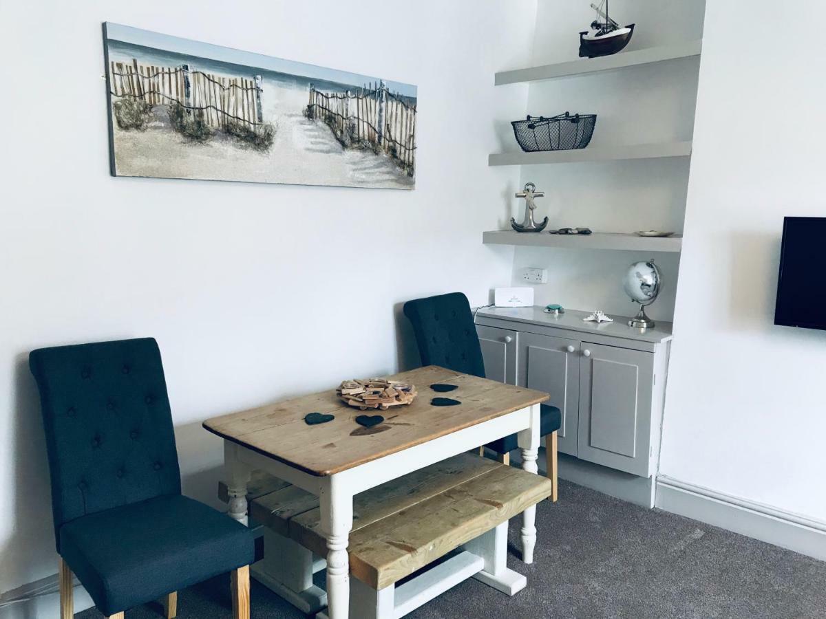 Nancie'S Place - Dartmouth Town Center With Private Parking - A Traditional Georgian Private Duplex Apartment - Beautifully Refurbished - Two Bedrooms, Bathroom, Kitchen And Lounge Diner エクステリア 写真