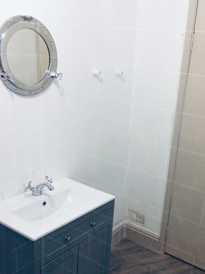 Nancie'S Place - Dartmouth Town Center With Private Parking - A Traditional Georgian Private Duplex Apartment - Beautifully Refurbished - Two Bedrooms, Bathroom, Kitchen And Lounge Diner エクステリア 写真